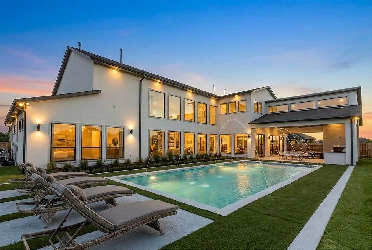 5 bed, 6.5 bath, 5818 sqft, $12,000 — Photo 1