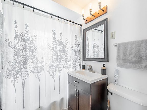 4th image of 559 E 161st Pl