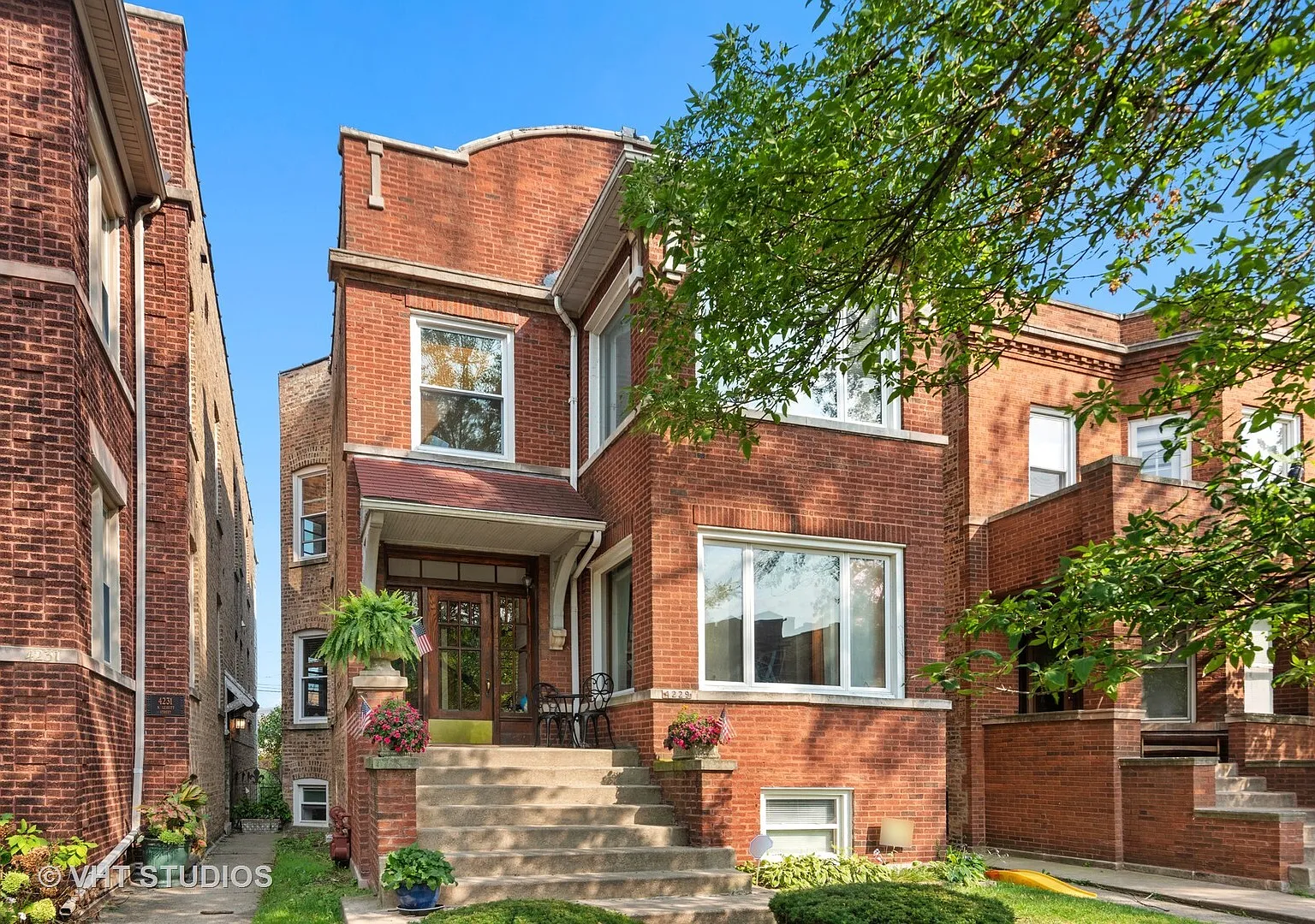 3 bed, 1000 sqft, $4,200 — Photo 1
