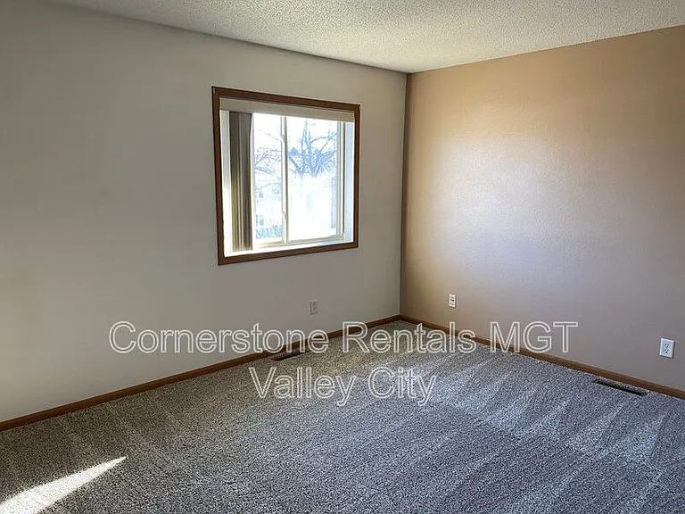 516 10th Ave SE — Photo 12
