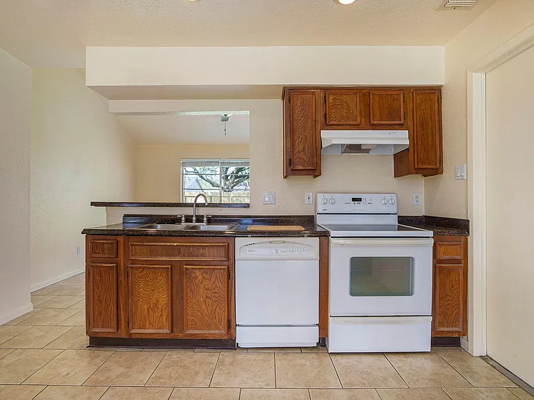 5904 Misty Meadow St — Photo 7