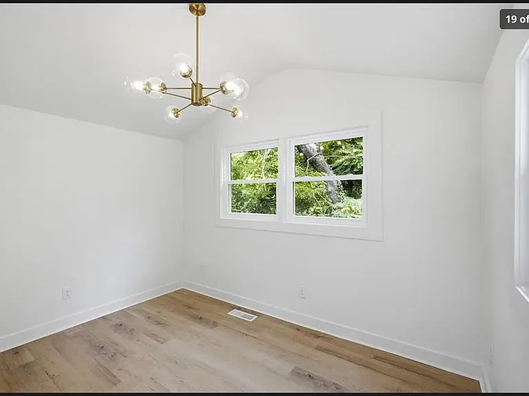2221 S Hawthorne Ave — Photo 10