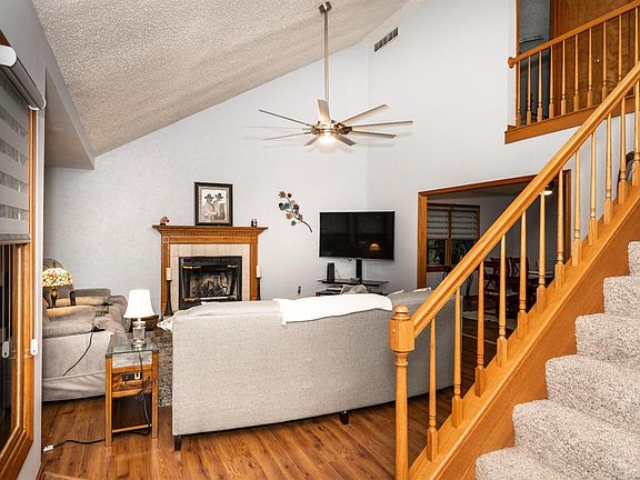 4th image of 1366 Round Hill Dr