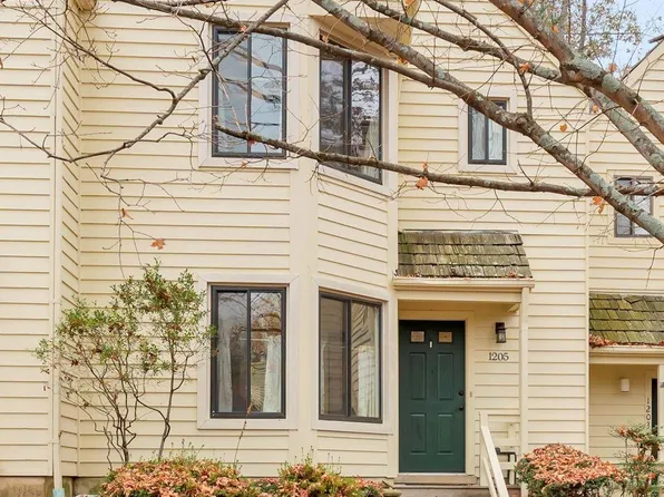 1205 Chatham Rdg, Charlottesville, VA 22901