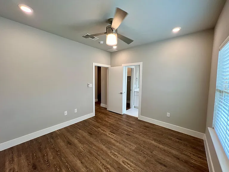 714 N Plano Rd — Photo 27