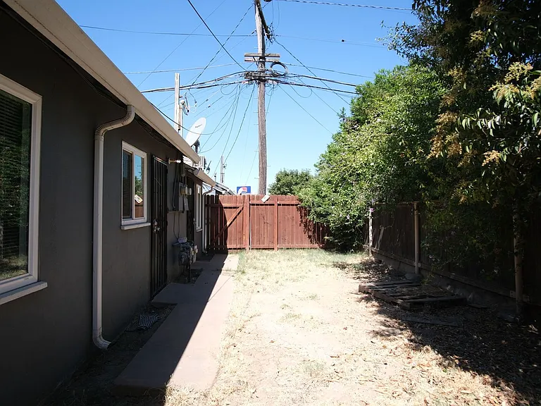 1207-1209 Merced Ave — Photo 13