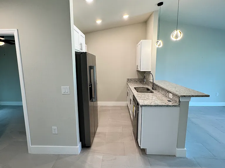 736 Gilbert Ave S — Photo 6