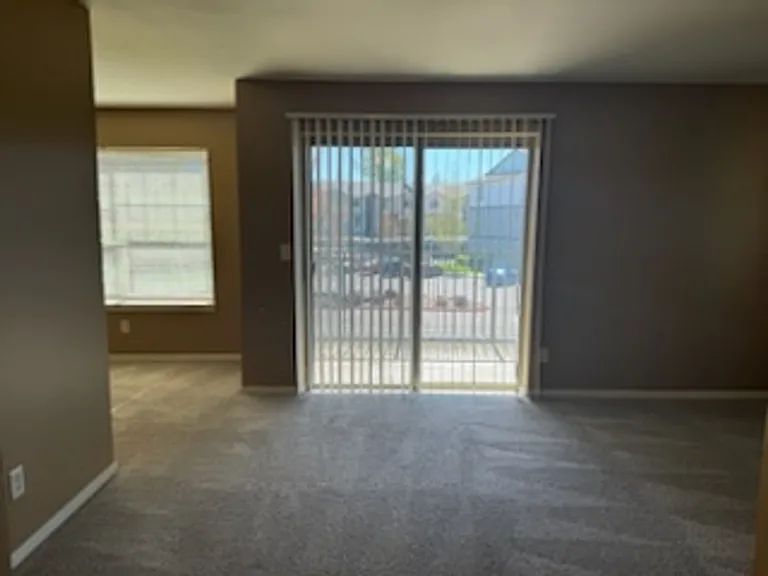 195-Santiam Village Apartments — Photo 32