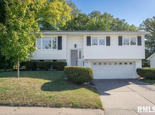 3381 Sunny Hill Dr, Bettendorf, IA 52722