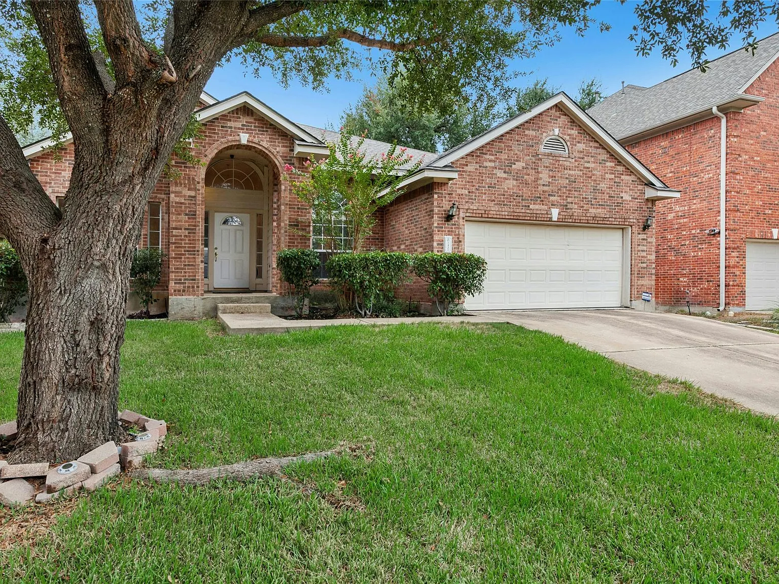 4 bed, 2.0 bath, 2637 sqft, $2,999 — Photo 2
