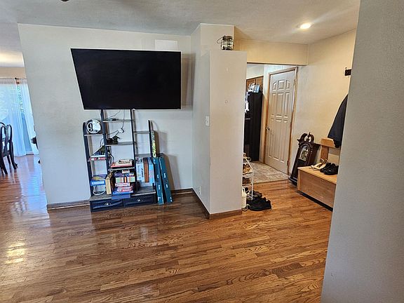 5th image of 1002 N Birch St