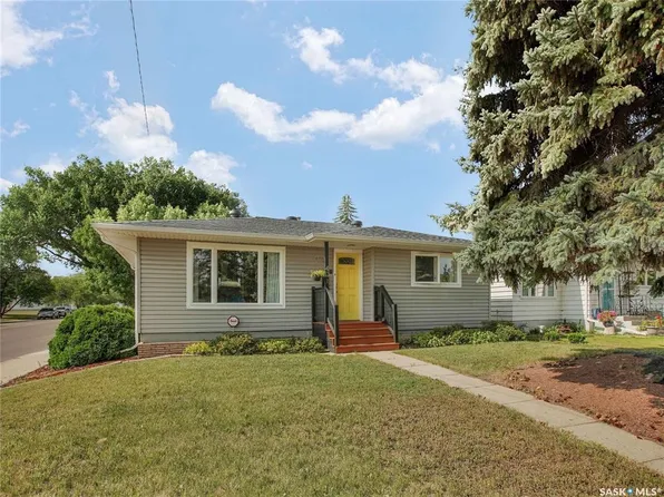 401 R AVENUE N, Saskatoon, SK S7L 2Y8