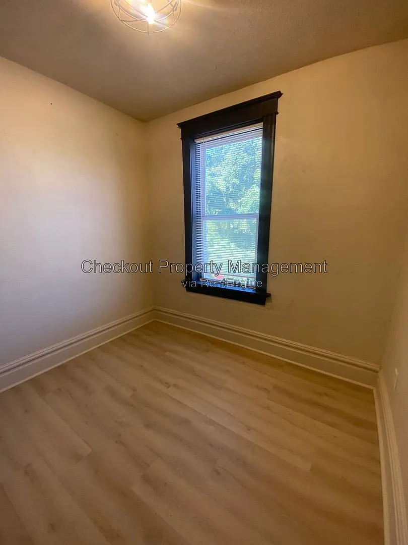 2 bed, 1.0 bath, $995 — Photo 4