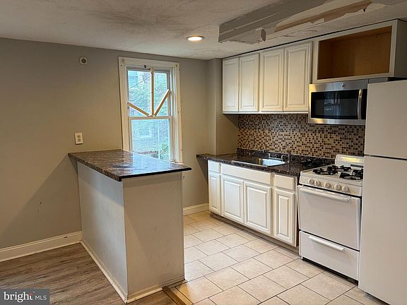 5th image of 4804 E Alcott St