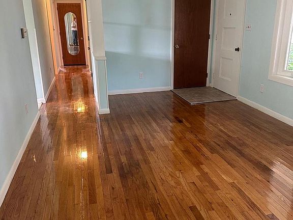 3rd image of 214 Whittier Ln