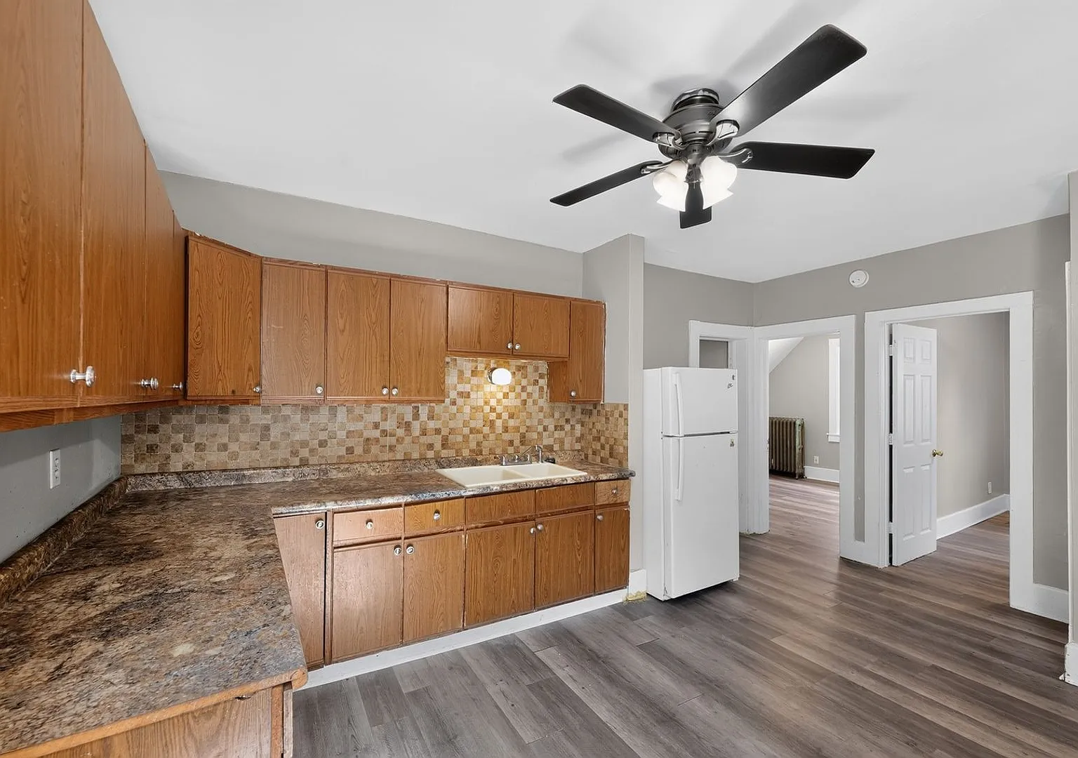 2 Bedroom Upper Unit Across from Rose Park — Photo 3