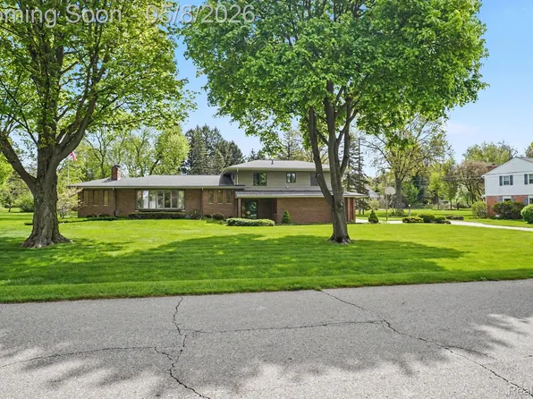 1226 Woodkrest Dr, Flint, MI 48532