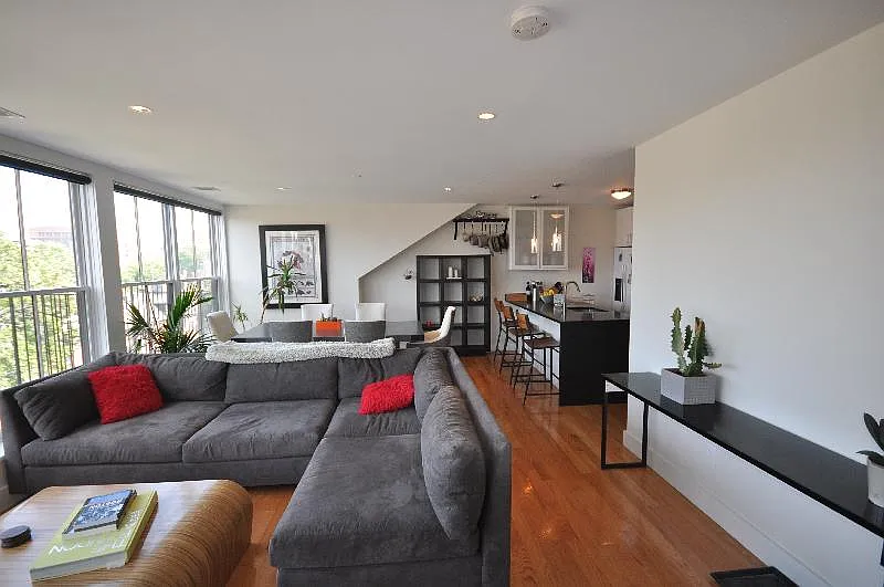 2 bed, 750 sqft, $4,700 — Photo 2