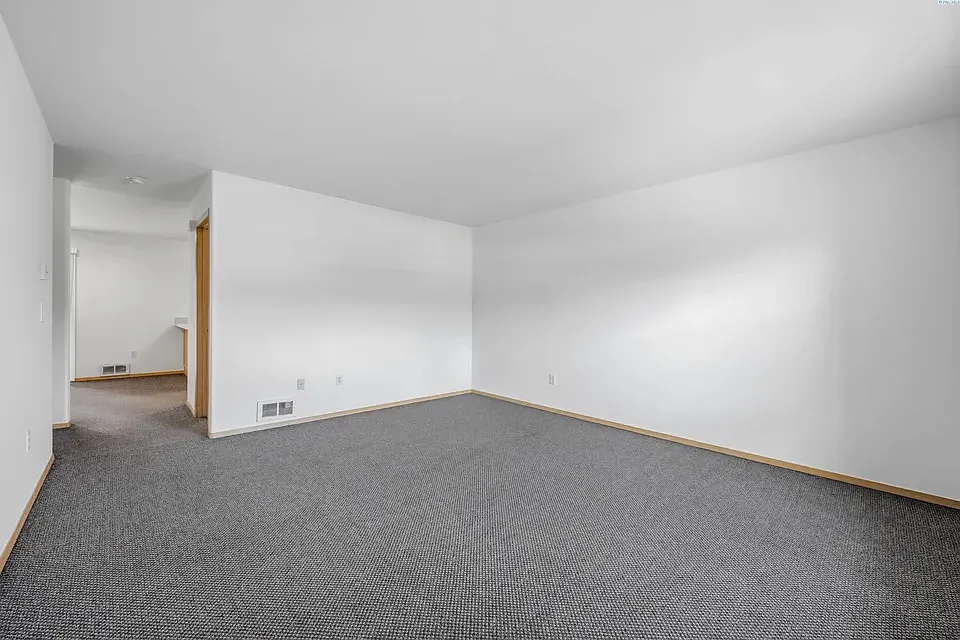 3 bed, 2.5 bath, 1576 sqft, $2,050 — Photo 3