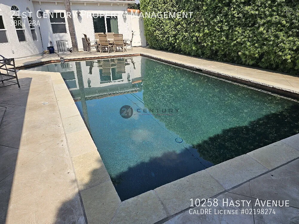 Beautiful Downey Pool Home Fully Furnished & Mid-Term Rental Available — Photo 4