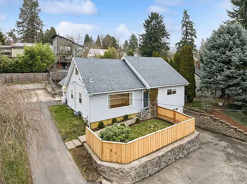 1831 SW Evans St Photo 1