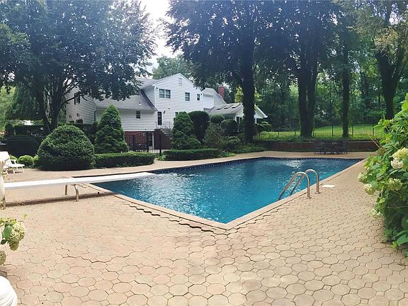 3rd image of 16 Soundview Dr