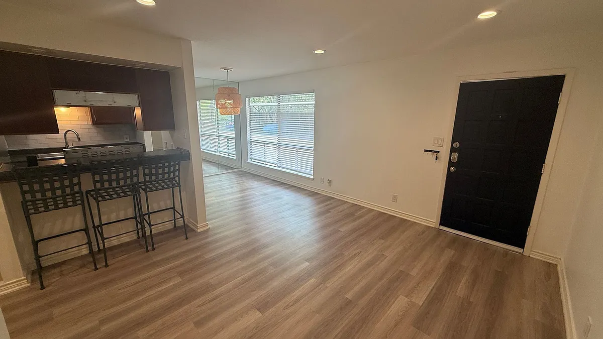 Building Photo - 500 E Riverside Dr #132