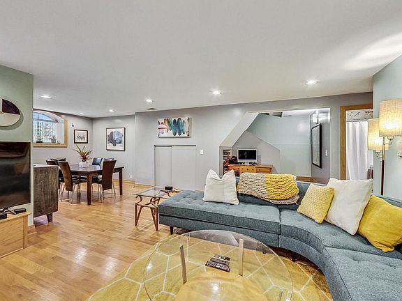 3rd image of 1462 W Bryn Mawr Ave #G