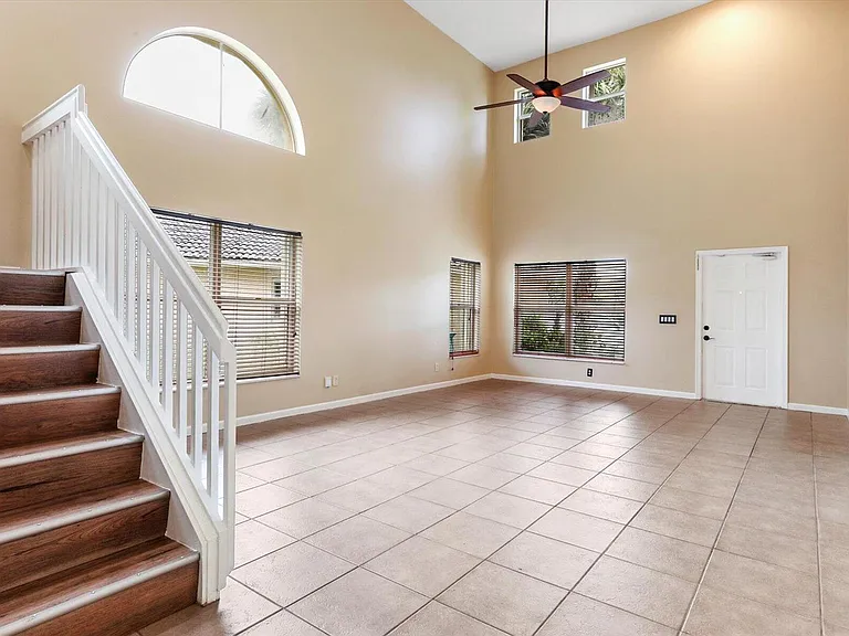 1533 Rialto Dr — Photo 9
