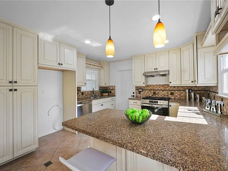 6091 Kimberly Dr — Photo 8
