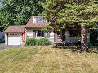 573 Harvest Dr, Rochester, NY 14626