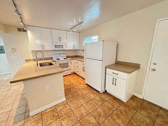 3rd image of 1701 Shoreline Dr #203