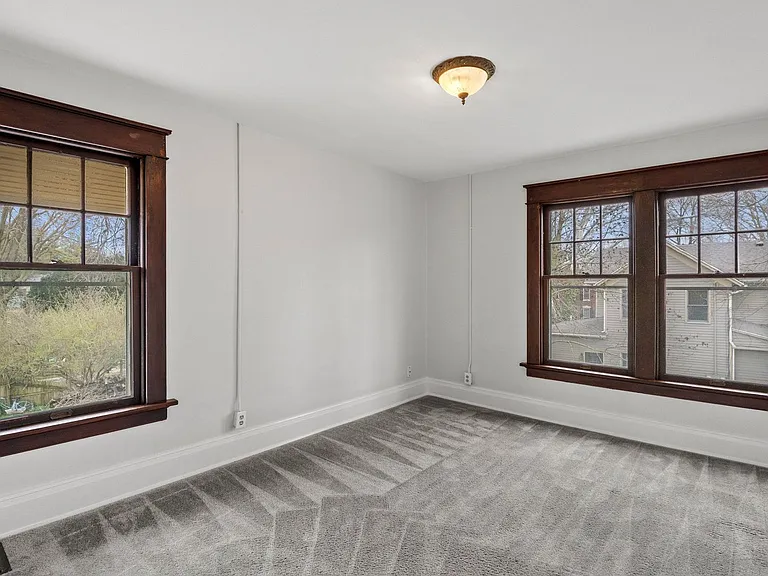 1213 W Jefferson Blvd — Photo 33
