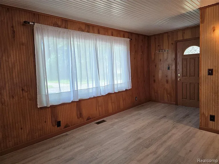 21411 Collingham Ave — Photo 4
