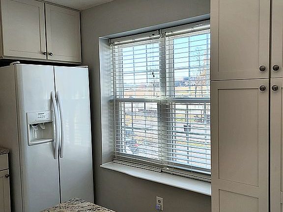 Kitchen w/granite