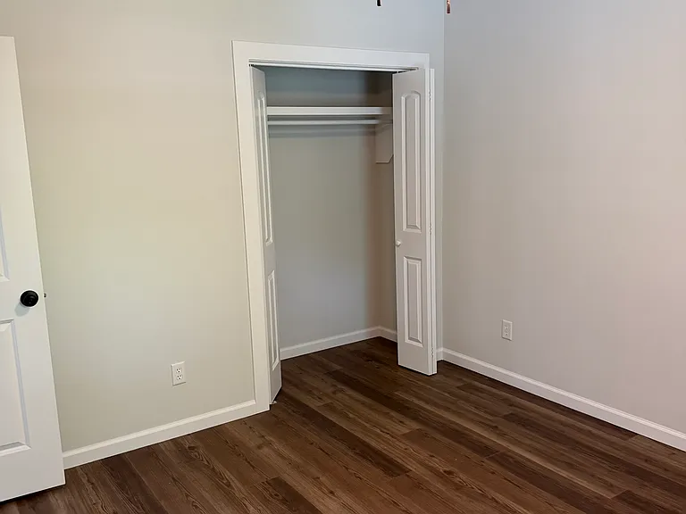 906 W Victory Dr — Photo 11