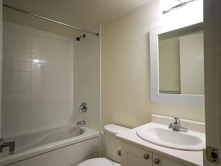 812 Lansdowne Ave #302 — Photo 9