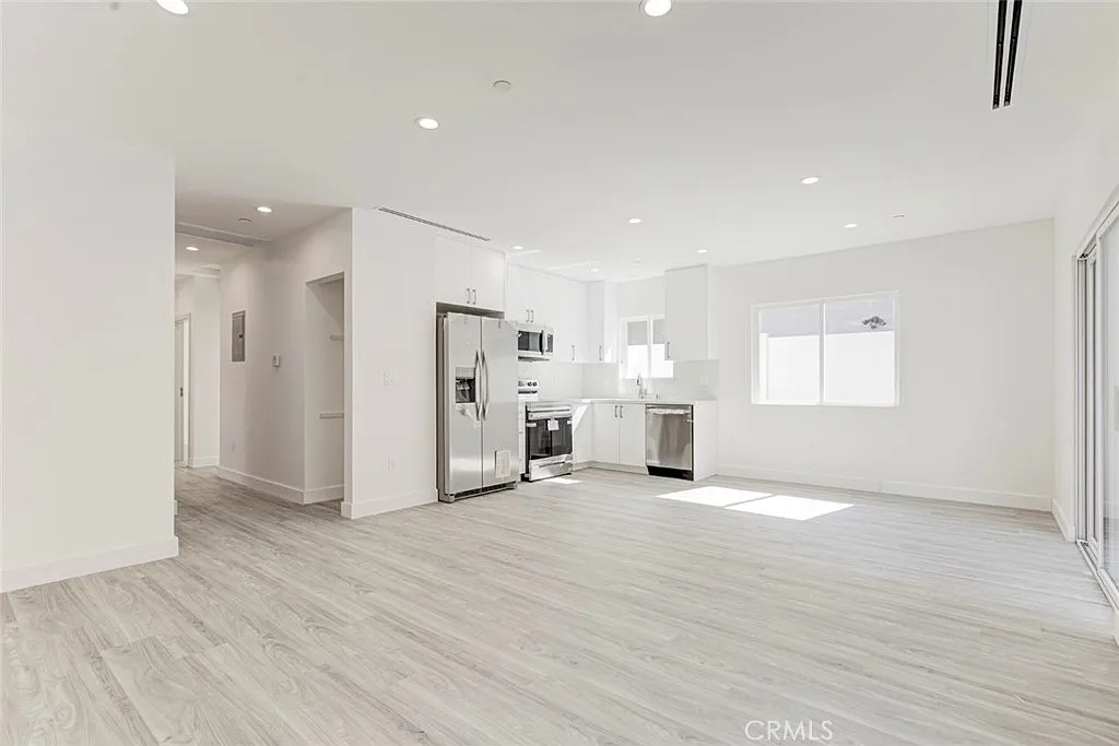 2 bed, 1.5 bath, 800 sqft, $3,150 — Photo 2