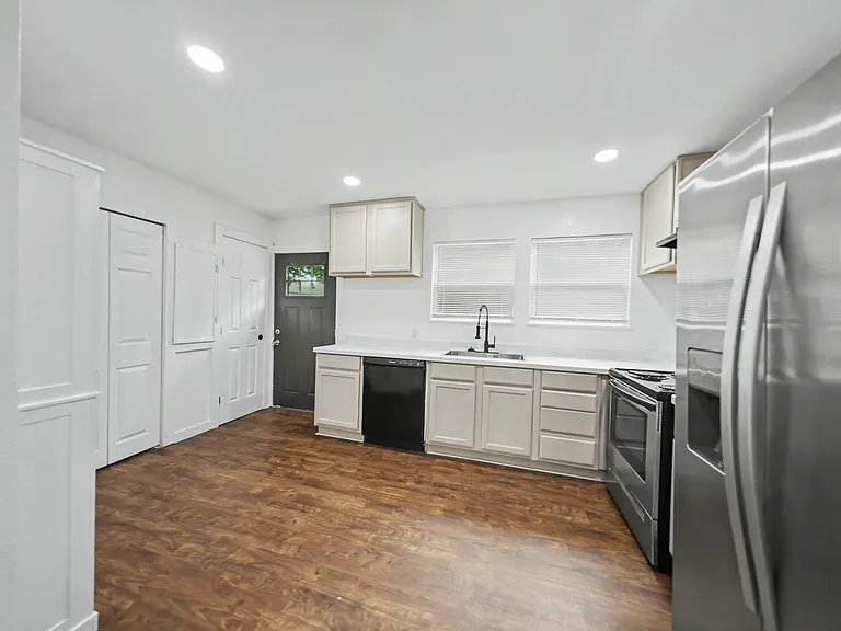 913 Estelle Ave — Photo 5