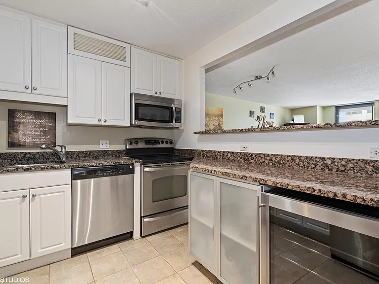 10 E Ontario St #1009 — Photo 2