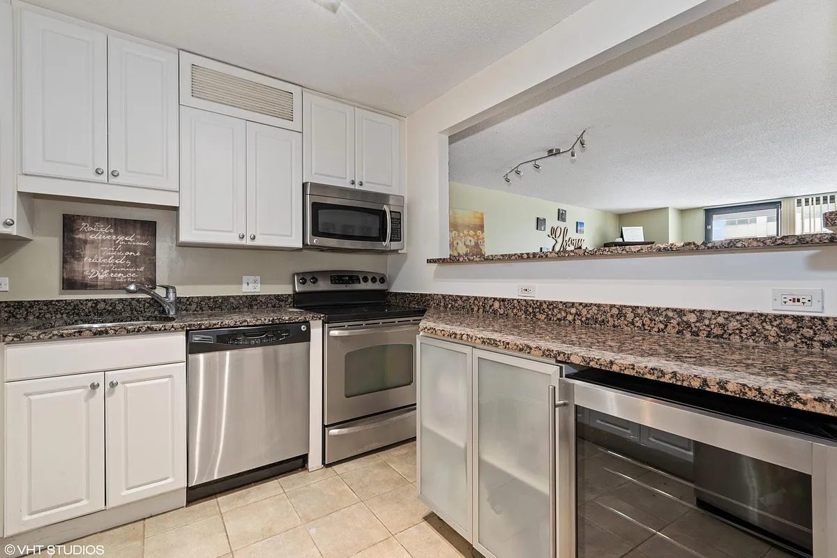 Building Photo - 10 E Ontario St #1009