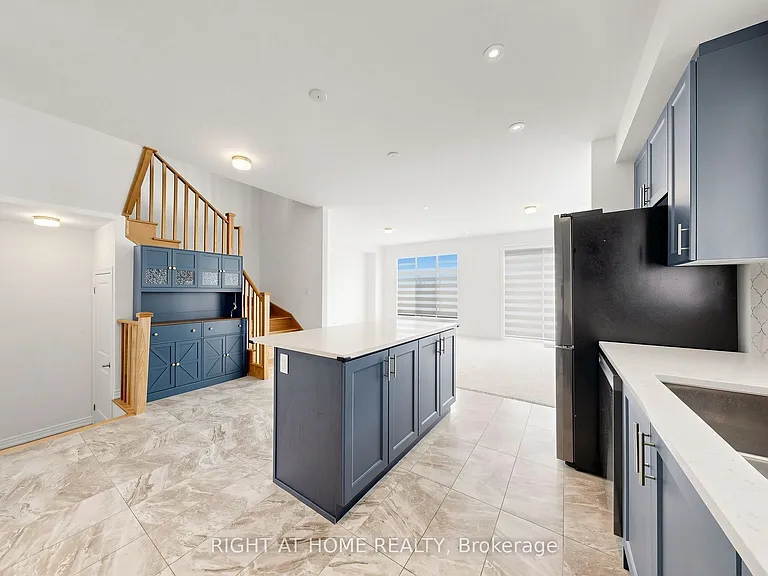 2046 Cameron Lott Cres — Photo 9
