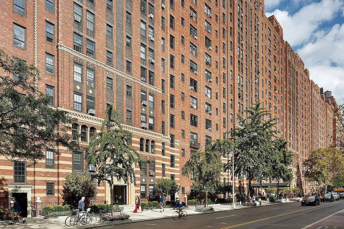 460 West 24th Street — Photo 1