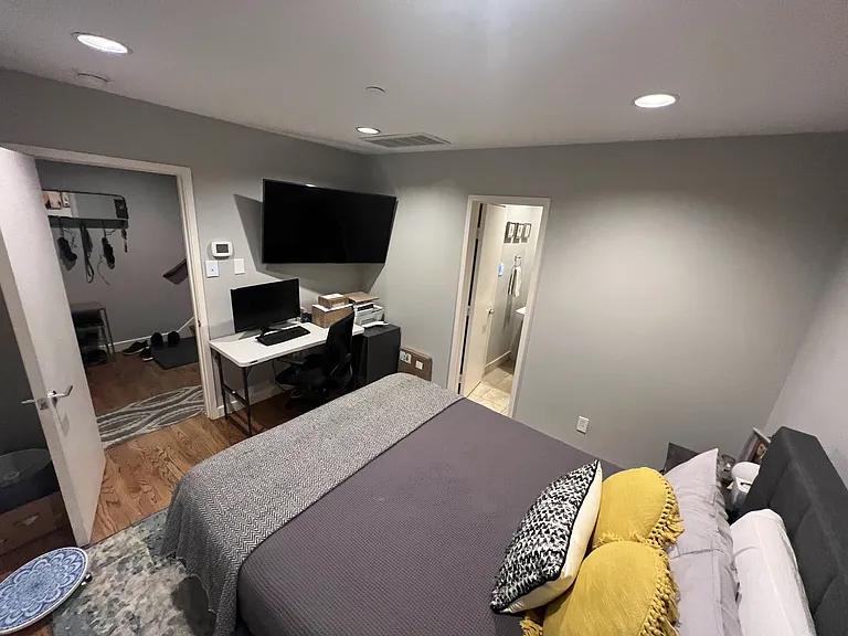 2411 N Hall St #6 — Photo 8