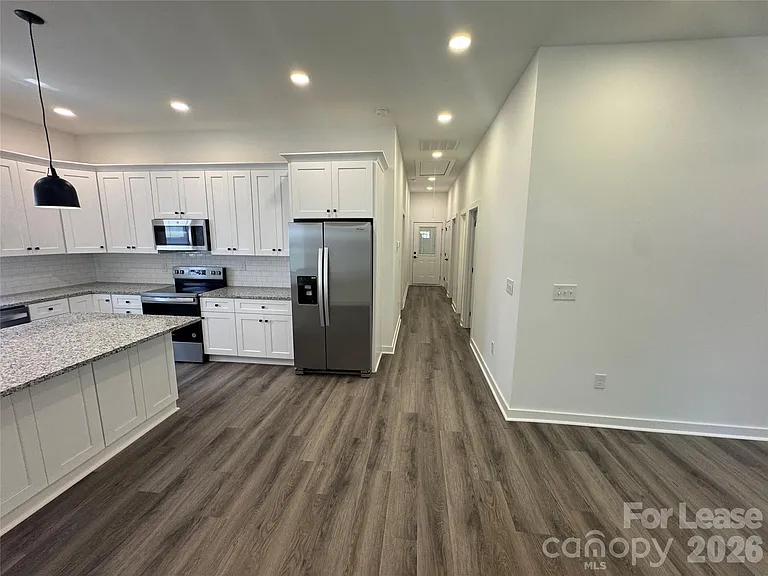 331 E Lowrance Ave — Photo 5
