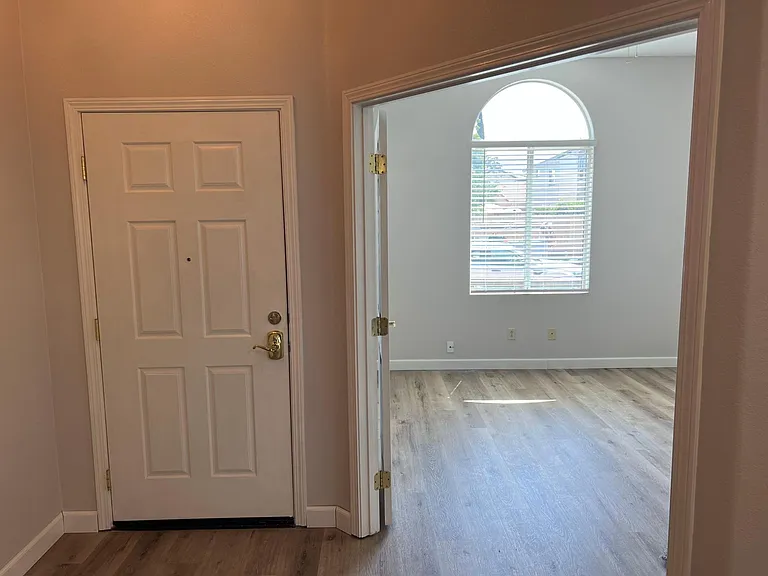 228 Halley Glen Dr — Photo 2