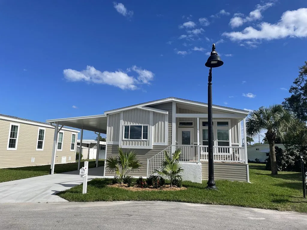 3 bed, 2.0 bath, 1356 sqft, $2,000 — Photo 3
