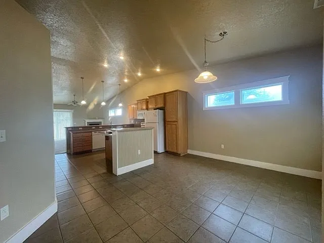 1572 E Locust View Ln — Photo 3