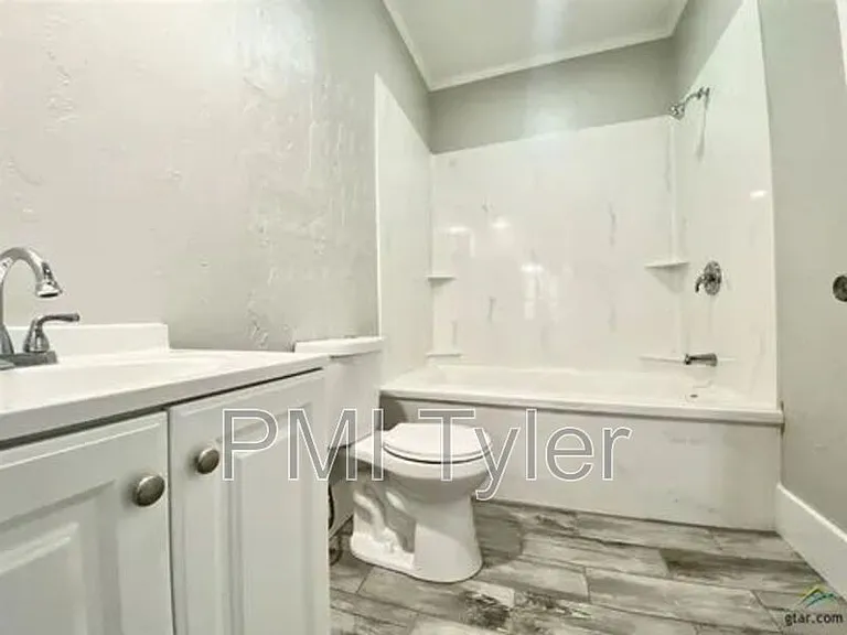 1115 S Robertson Ave — Photo 6