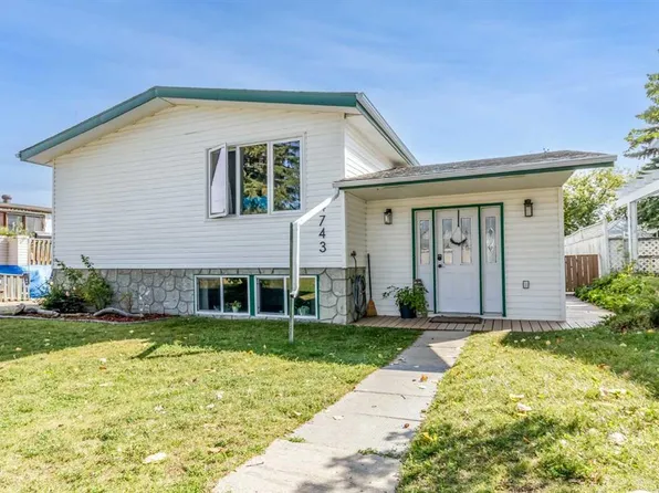 4743 W 47th St, Sylvan Lake, AB T4S 1M8